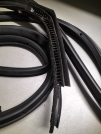 Deurrubber rechtsvoor deurzijde Nissan Micra K14 80830-5FA0A Gebruikt.