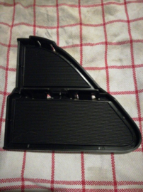 Afdekkap mistlampgat Nissan Pulsar C13. Links. 62257-3ZL1A