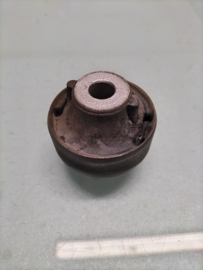 Draagarmrubber Nissan 54570-AX600 CK12/ E11/ K12 Nieuw.