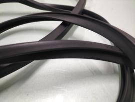 Deurrubber rechtsvoor deurzijde Datsun Sunny B110 4-deurs sedan 80830-H1001 Nieuw.