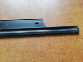 Montagestrip achterkleprubber Nissan Primera P10 hatchback 90824-98J00 Origineel.