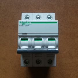 Miniatuur vermogenschakelaar 3P 50A C Schneider A9F84350 Nieuw.