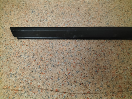 Portierraamgeleider rechtsvoor Nissan 100NX B13 80820-61Y01 Gebruikt.