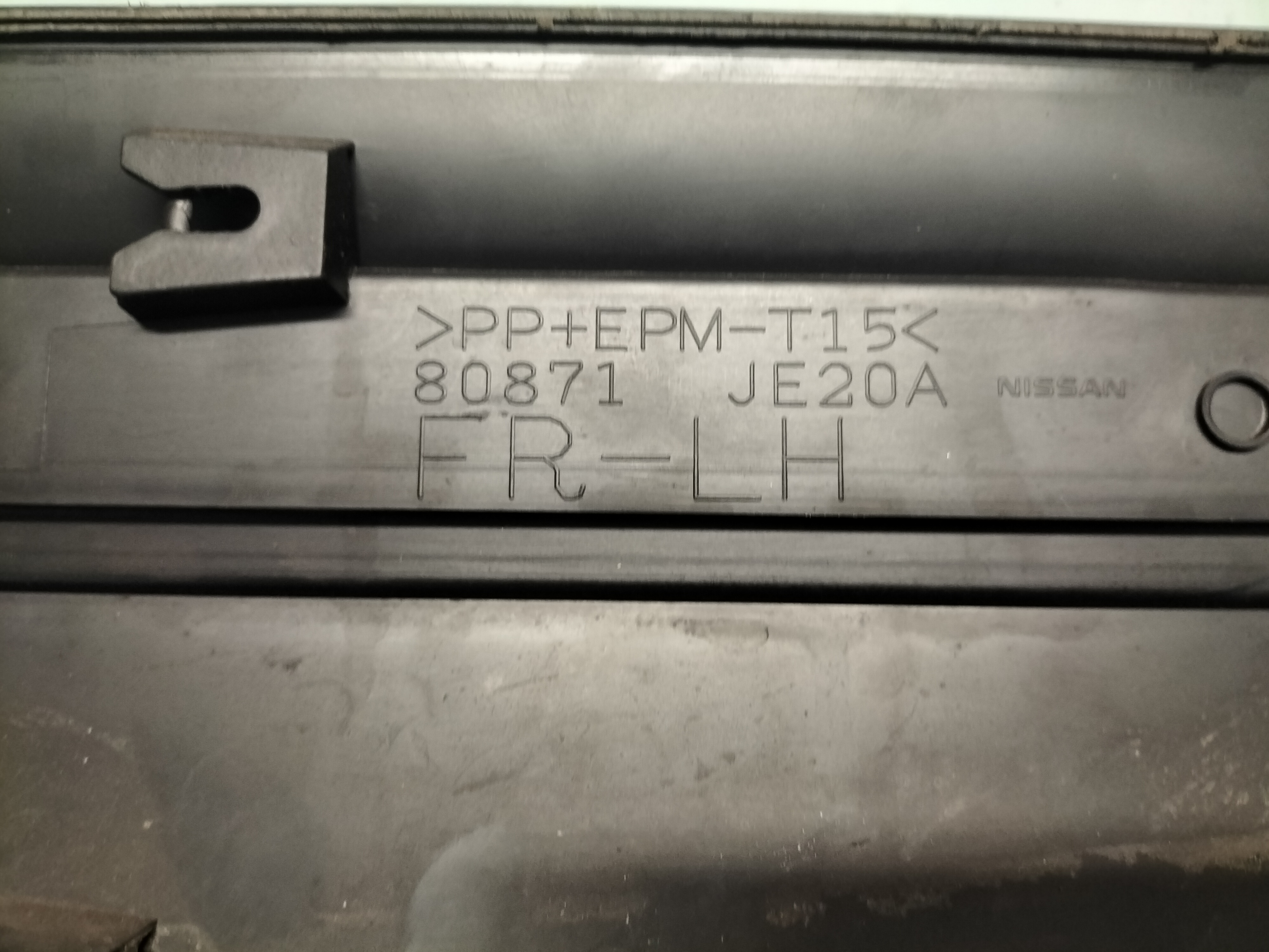 Sierstrip portier linksvoor Nissan Qashqai J10/ JJ10 80871-JE20C Gebruikt.