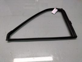 Rubber zijruit achterportier rechts Nissan Sunny N13 sedan 82272-59M00 Gebruikt.