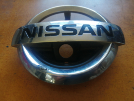 Emblem-front Nissan X-Trail T32 62890-4BA0A Damage.