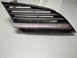 Grille rechts Nissan Primera P12 62320-AU300 Gebruikt.