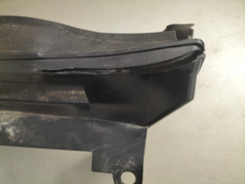 Windgeleider bovenzijde radiateur Nissan Micra K14 21578-5FA0A (21578-5FA5A / 7800553700) Gebruikt. Lichte schade.