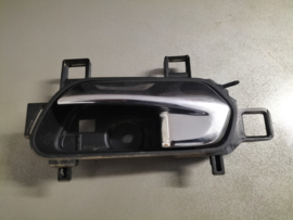 Chromen deurgreep binnenzijde links Nissan Micra K14 80671-5FA6A Gebruikt.