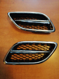 Grille Nissan Primera P11/ WP11 62310-9F525 (set links + rechts) Origineel