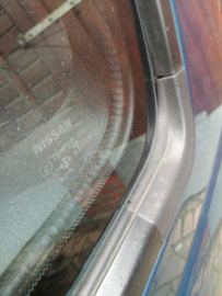 Rubber zijraam links Nissan Sunny N14 83333-50C00