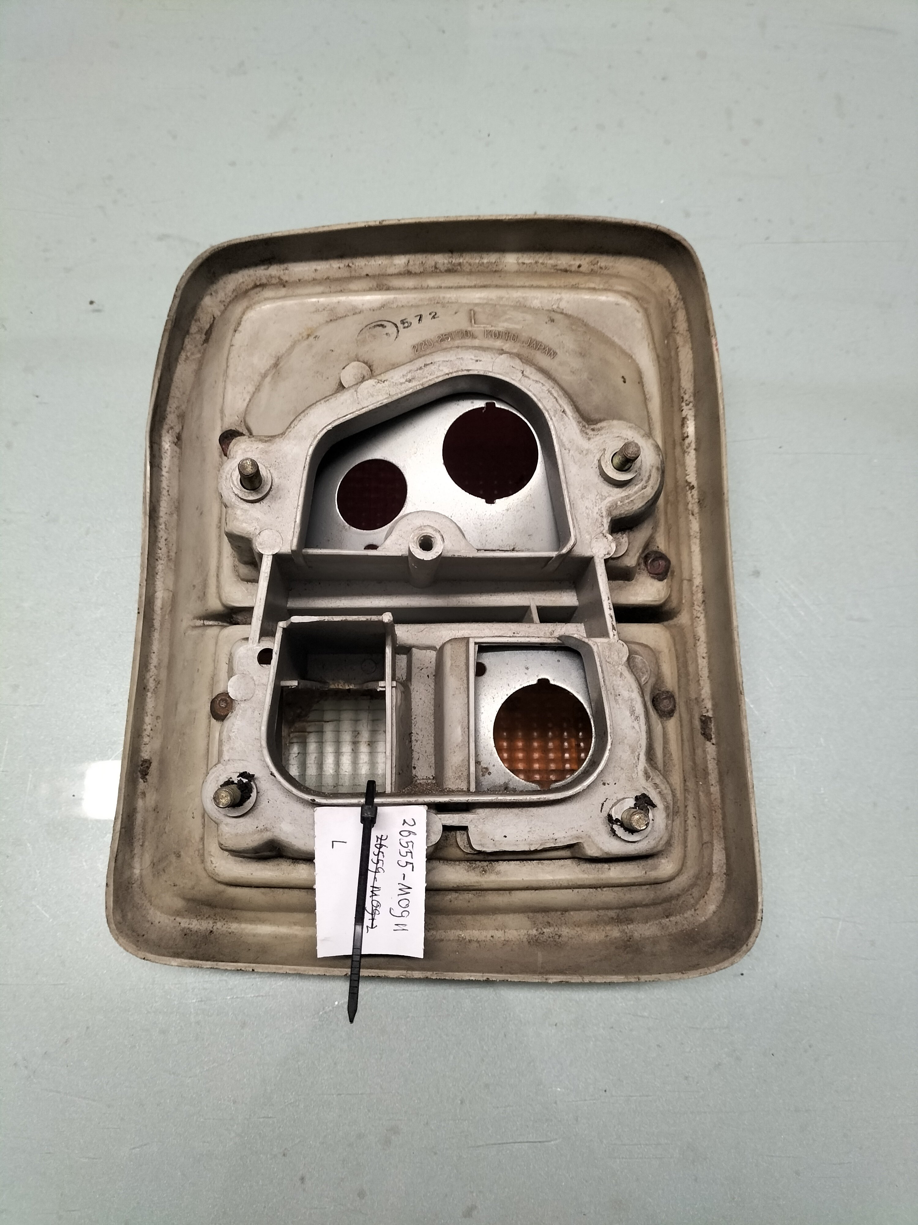 Achterlicht Links Datsun cherry E10 26555-M0911 Gebruikt