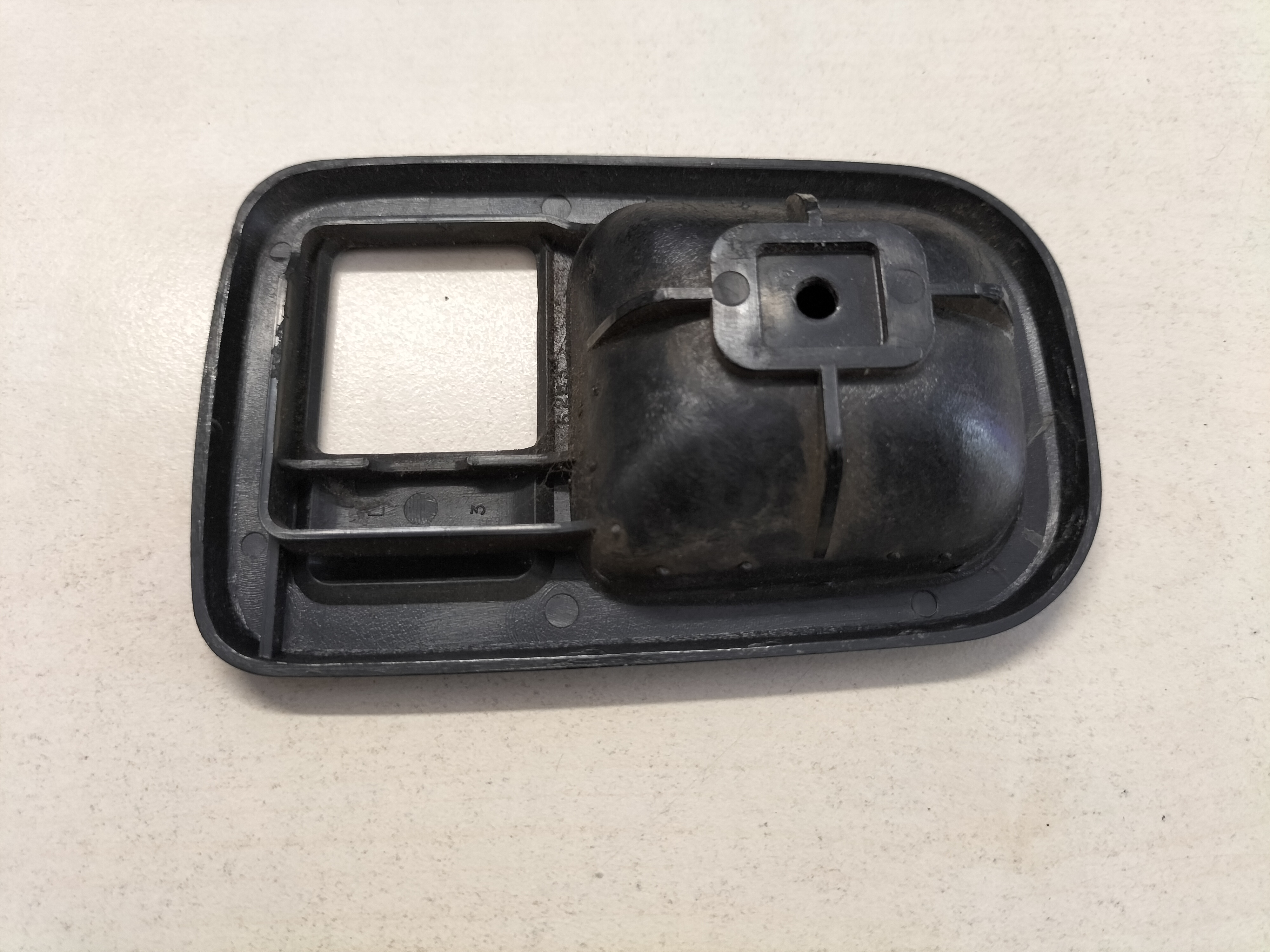 Afdekkap binnenkant handgreep links Datsun Cherry E10 80531-M0208 Gebruikt.