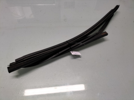 Glass run rubber Nissan Primera P12 82331-AV700 Used part
