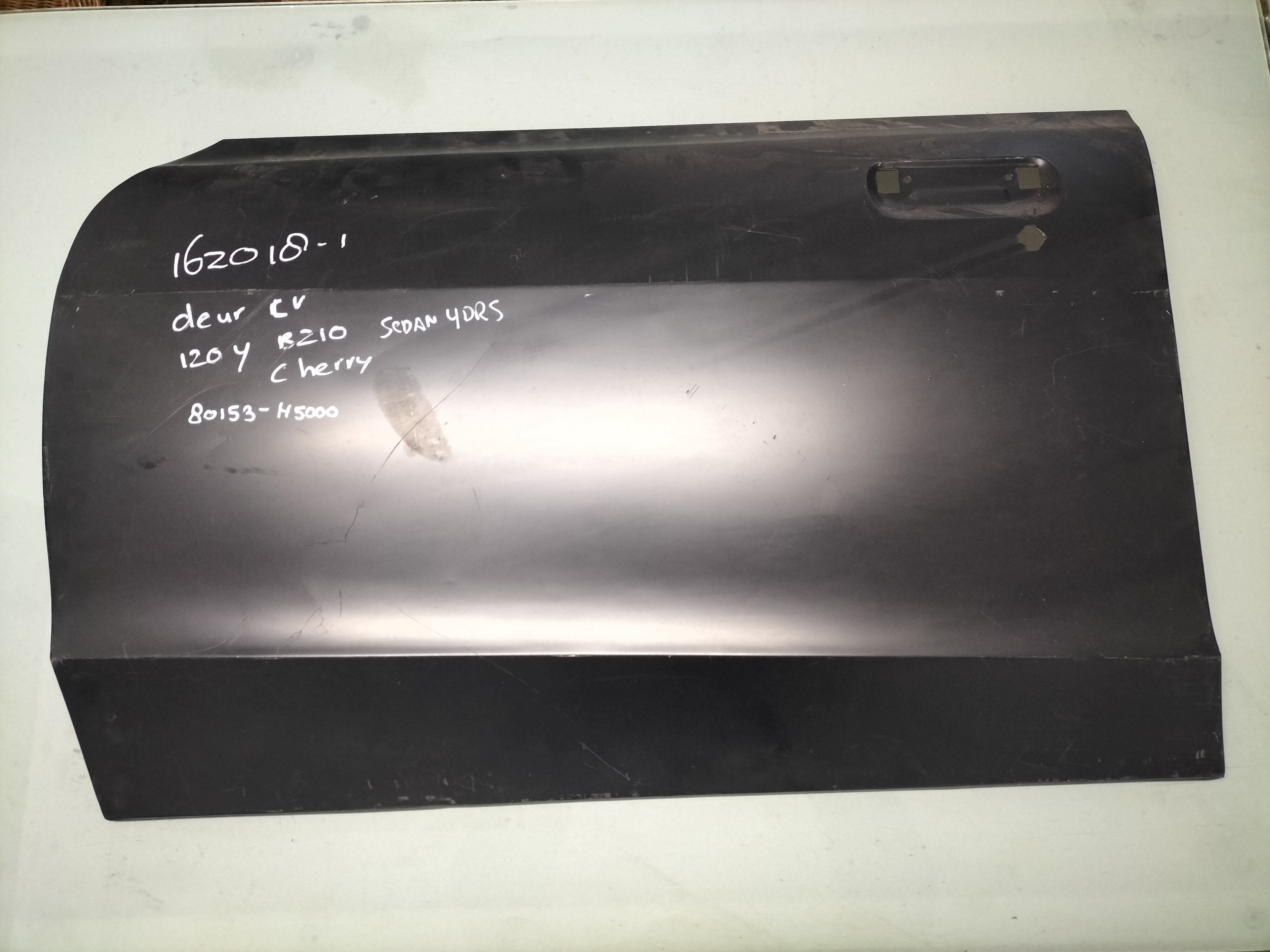 Deurpaneel buitenzijde linksvoor Datsun Sunny B210 4-deurs sedan 80153-H5000 (162018-1) Nieuw.
