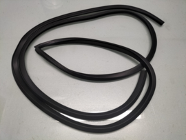 Deurrubber rechtsvoor deurzijde Datsun Sunny B110 4-deurs sedan 80830-H1001 Nieuw.