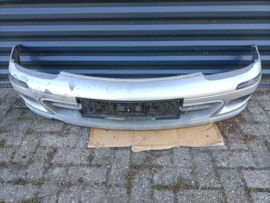 Voorbumper Nissan Micra K11 62022-1F500 (KL0) Gebruikt. Lichte schade.