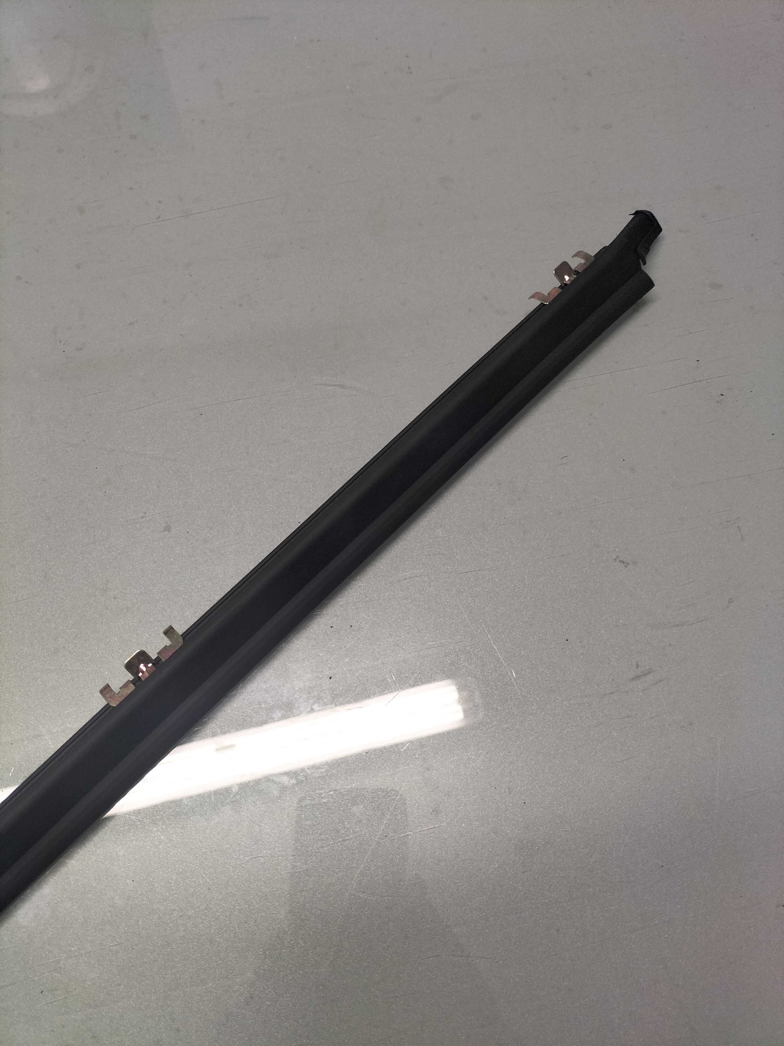 Portierraamgeleider rechtsvoor Nissan 80820-26M03 Origineel.