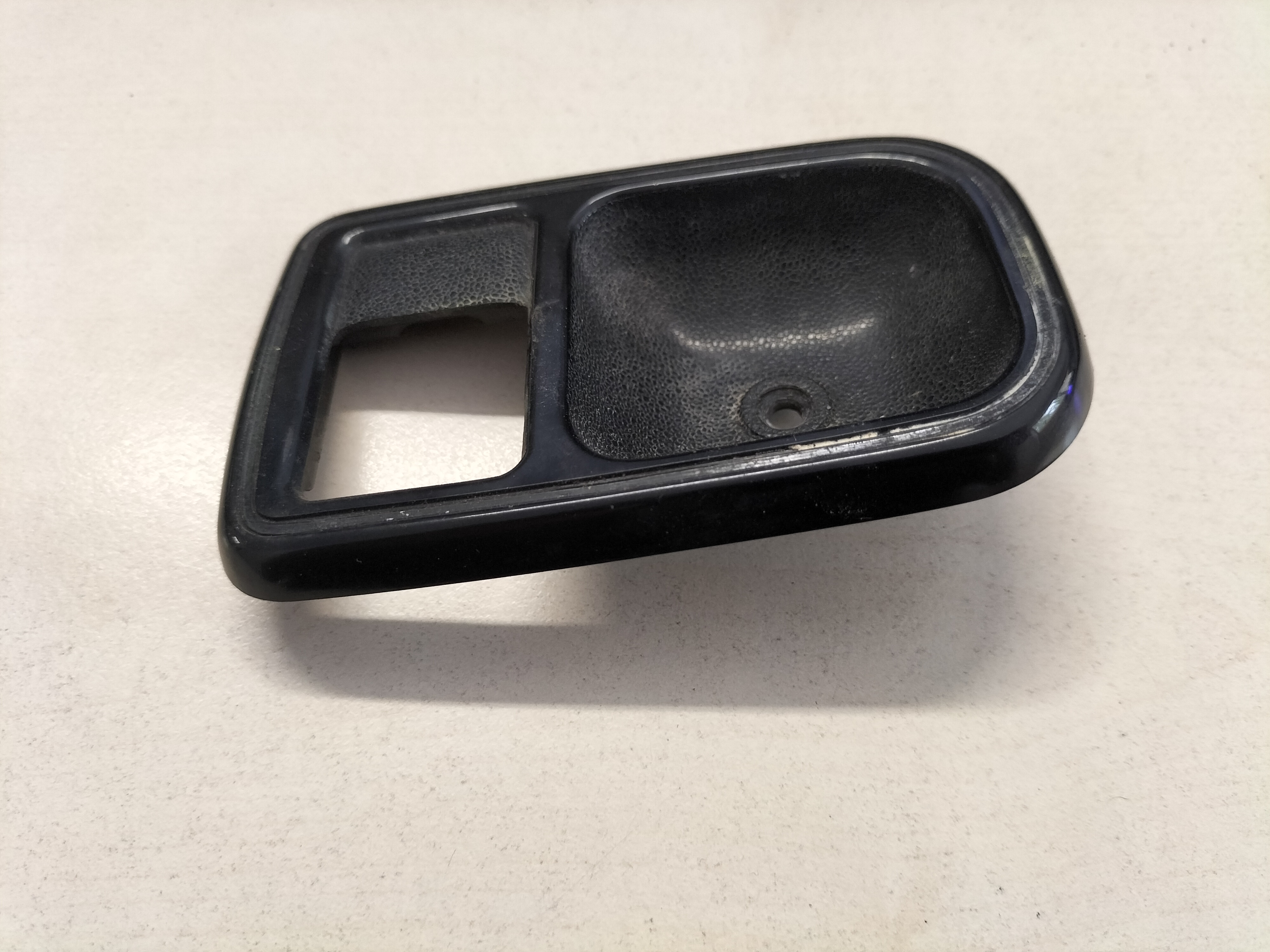 Afdekkap binnenkant handgreep links Datsun Cherry E10 80531-M0208 Gebruikt.