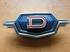 Embleem Datsun Sunny B210 (120Y Coupe) 62311-????? Gebruikt.