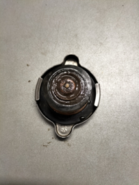 Radiateurdop Nissan 21430-89907 B11/ F22/ K10/ M10 Gebruikt.
