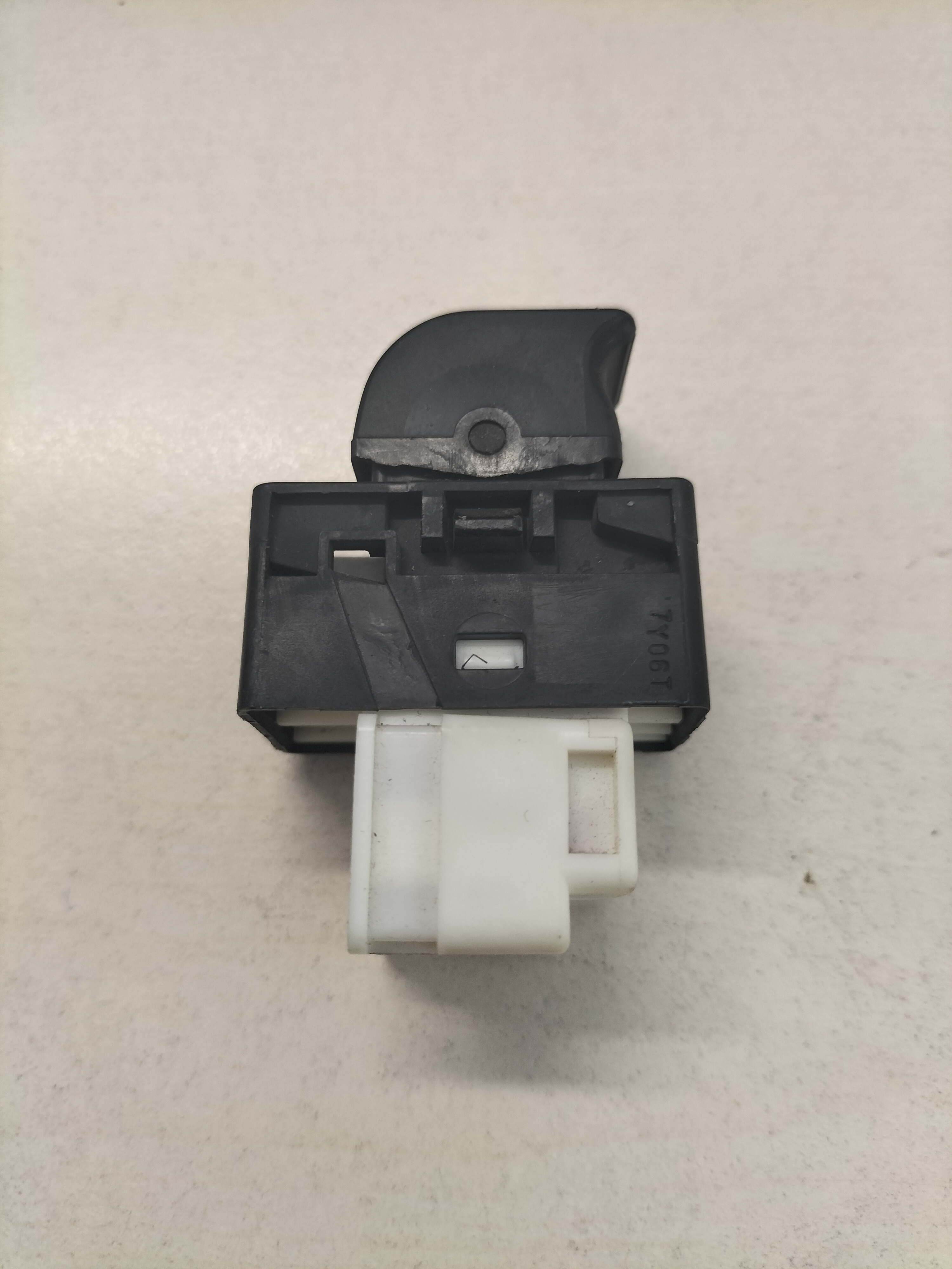 Raambedieningsschakelaar bijrijderskant Nissan 25411-0M010 D22/ N15/ R50/ Y10 Gebruikt.