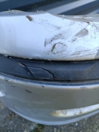 Voorbumper Nissan Micra K11 62022-1F500 (KL0) Gebruikt. Lichte schade.