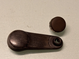 Handle door window Nissan 80760-44F10 B13/ K10/ N14/ W10/ Y10 Gebruikt. Little damage.