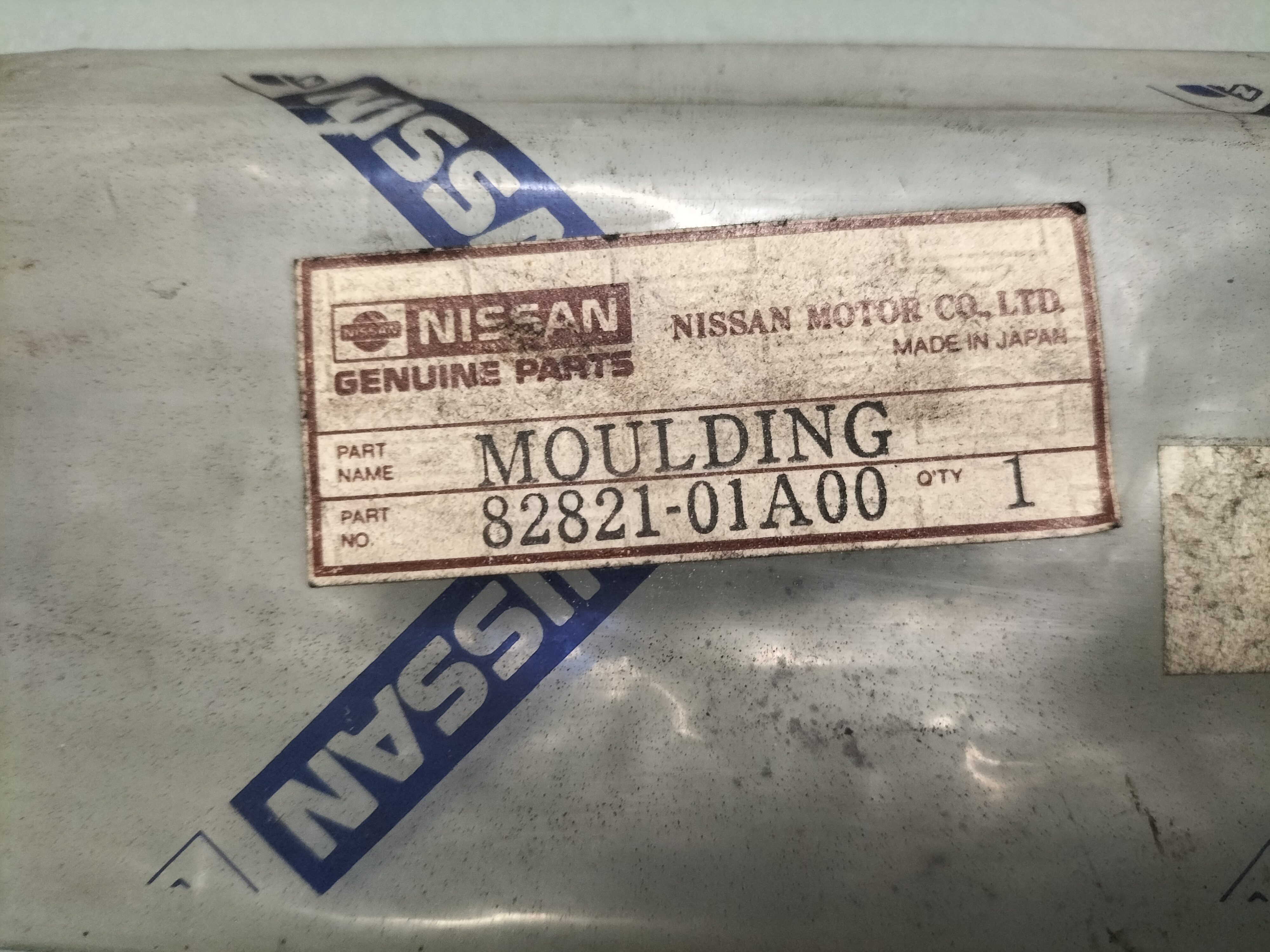 Sierlijst buitenzijde achterportier links Nissan 82821-01A00 Origineel.