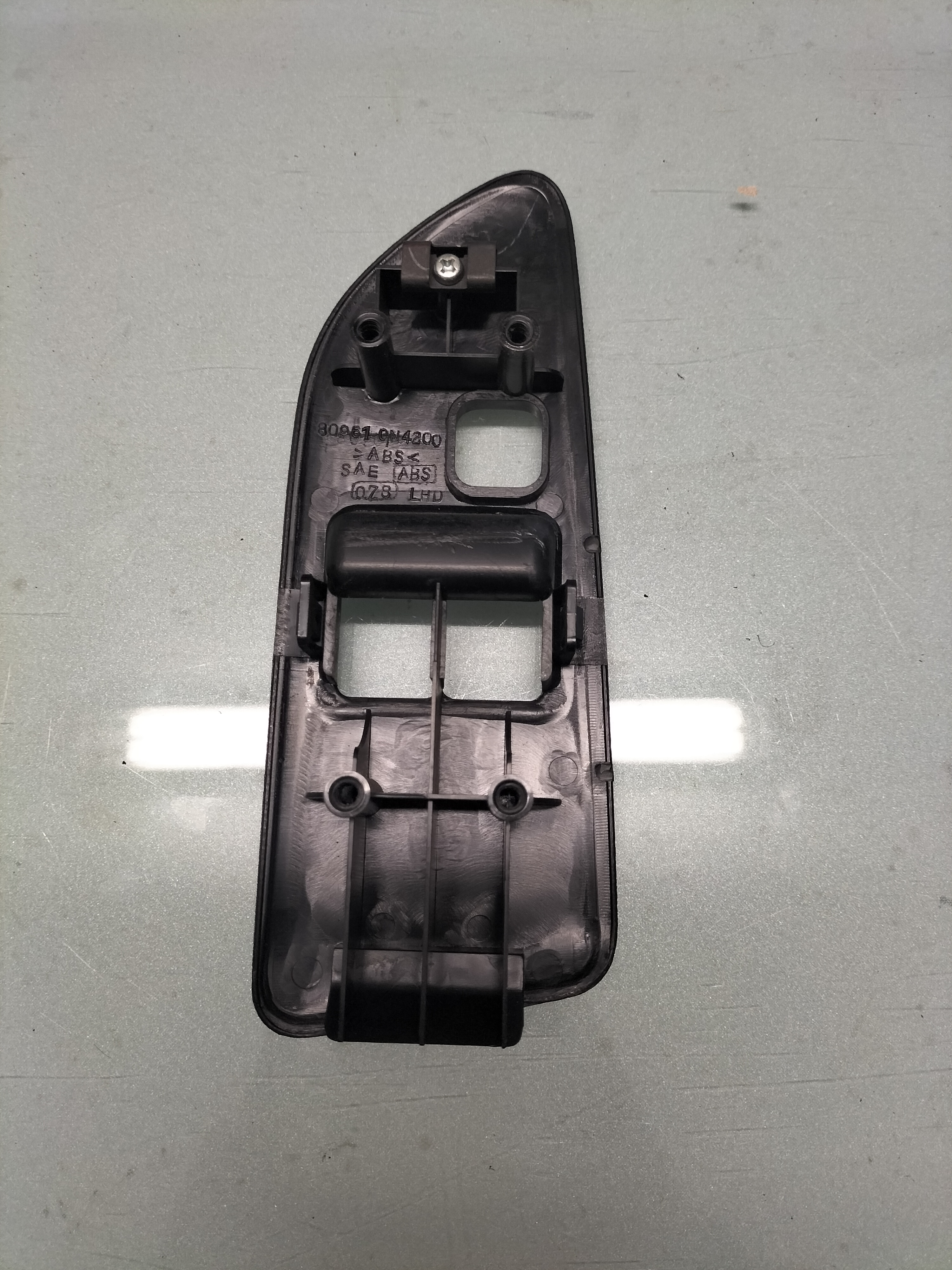 Finisher-power window switch, front left-hand Nissan Almera N15 80961-0N420 Used part.