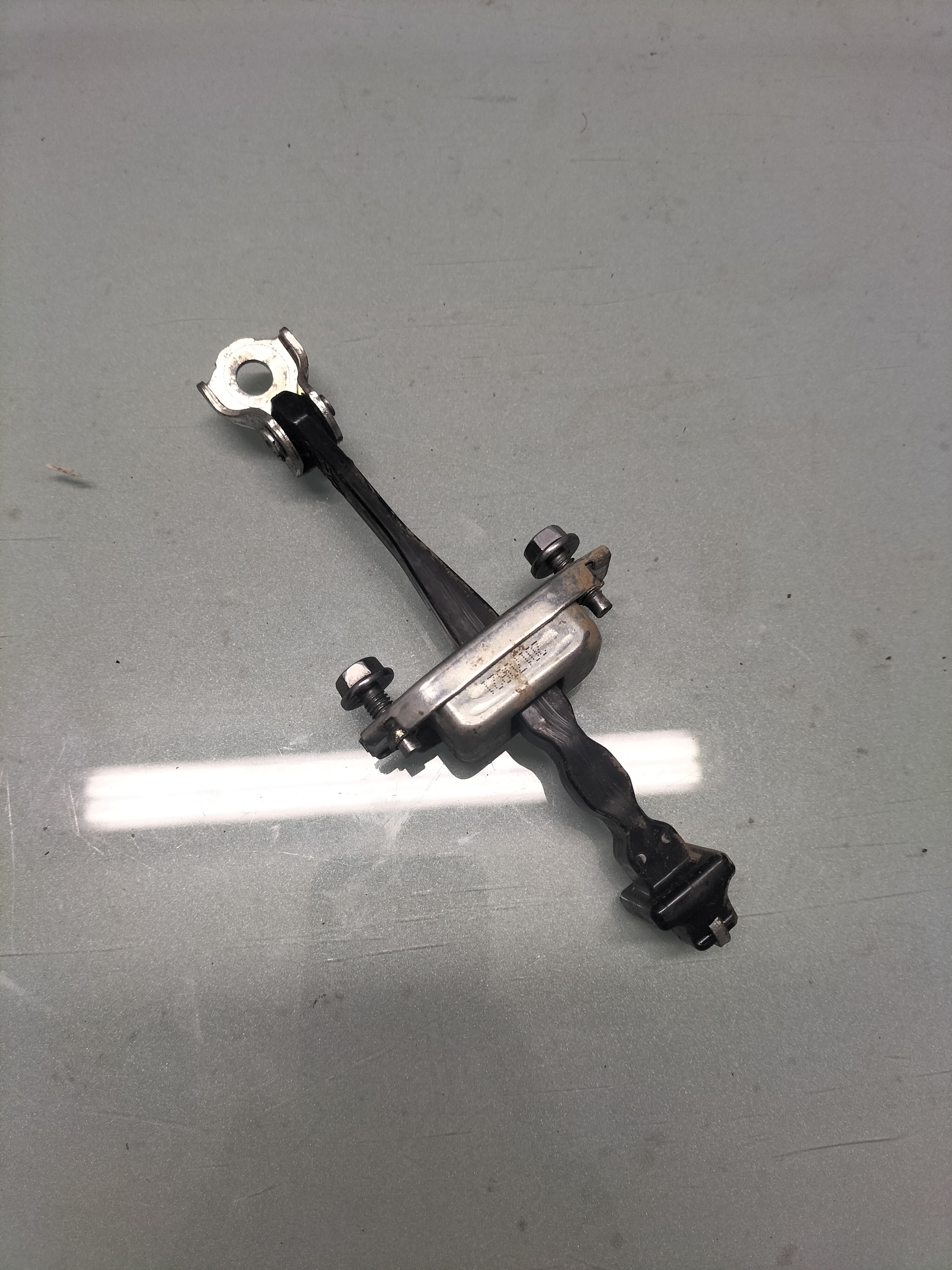Deurvanger achterportier Nissan Micra K14 82430-5FA0A Gebruikt