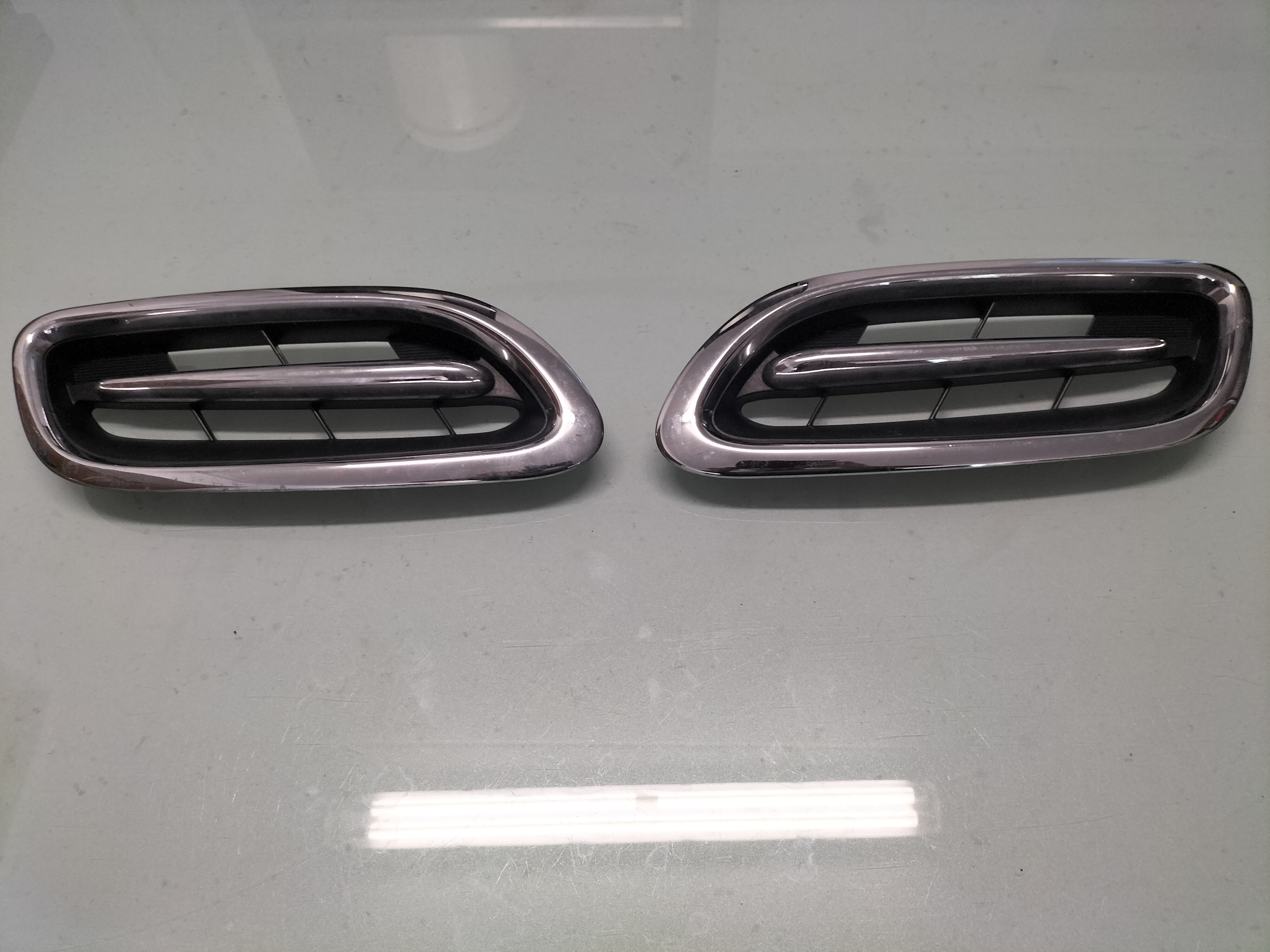 Grille front Nissan Micra K11 62310-1F525 (set left + right) Used part