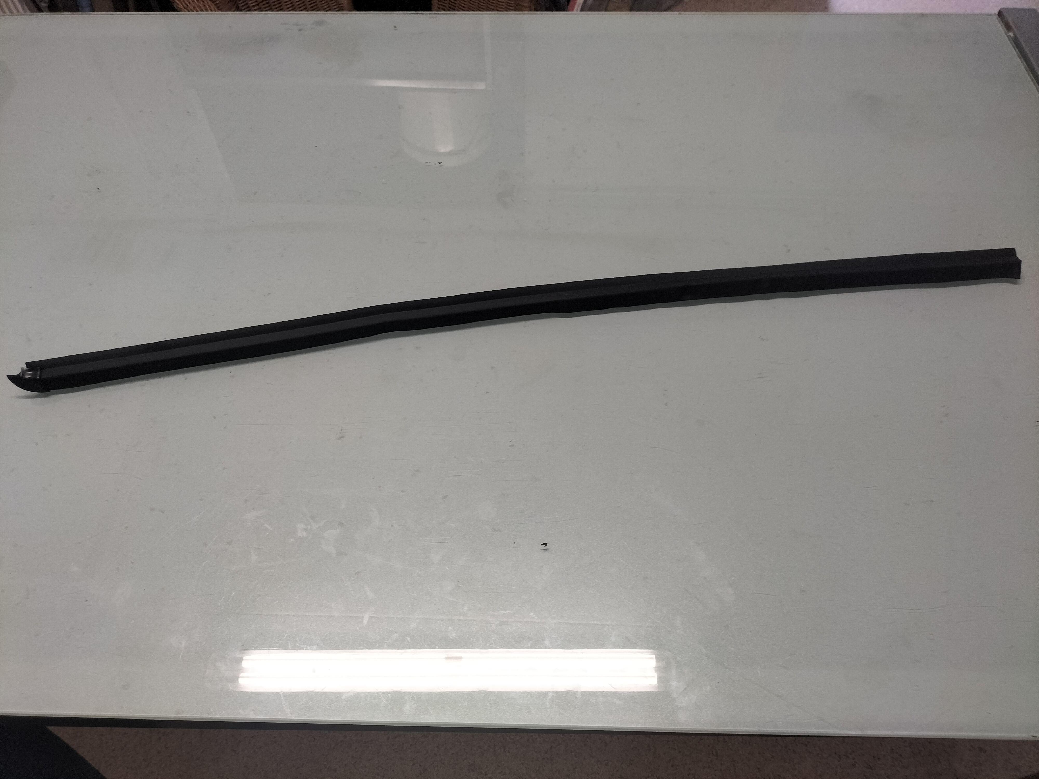 Portierraamgeleider rechtsvoor Nissan Micra K10 80820-04B10 Origineel.