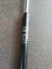 Gasveer achterklep links Nissan Patrol 160 90451-G9503 (90450-G9503) Origineel.