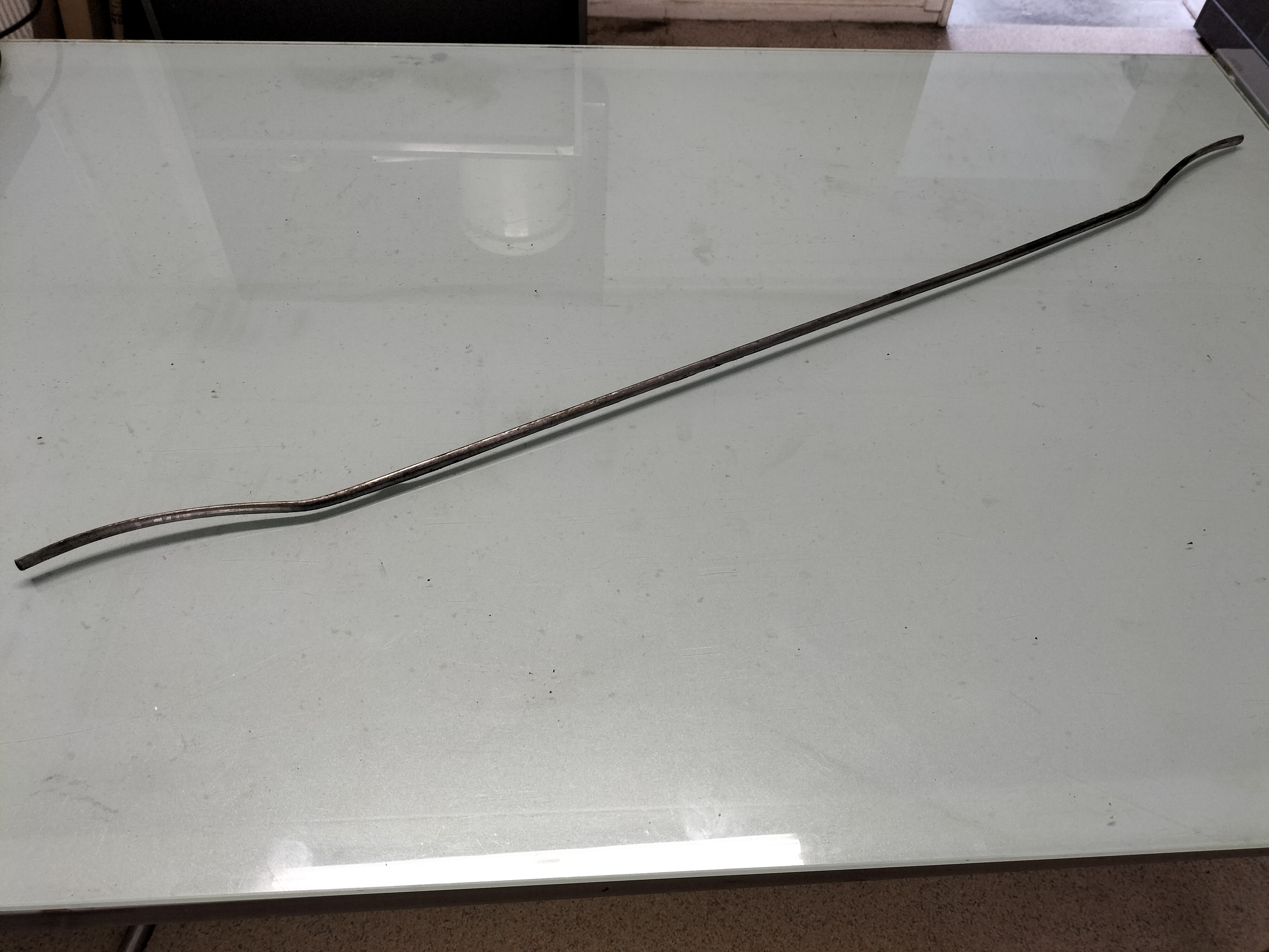 Sierlijst motorkap Datsun Cherry E10 65820-M0200 Gebruikt. Lichte schade.