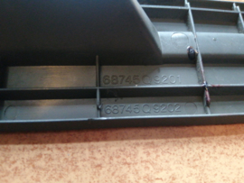 Ventilatierooster bovenzijde dashboard midden Nissan Bluebird T72 68745-Q9201 Gebruikt.