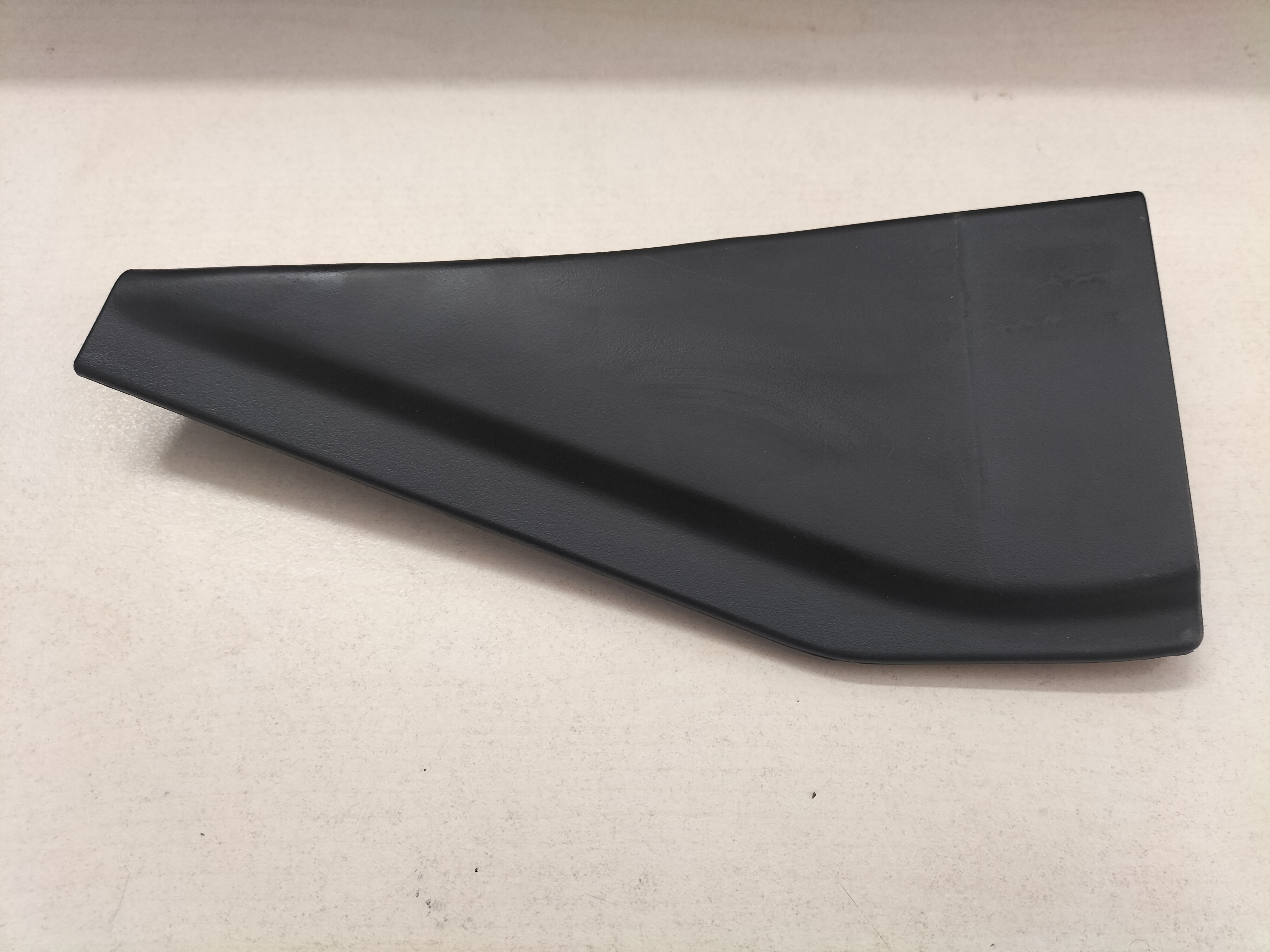 Afdekkap hoek binnenzijde achterdeur links Nissan Qashqai J10 82293-JD000 Gebruikt.