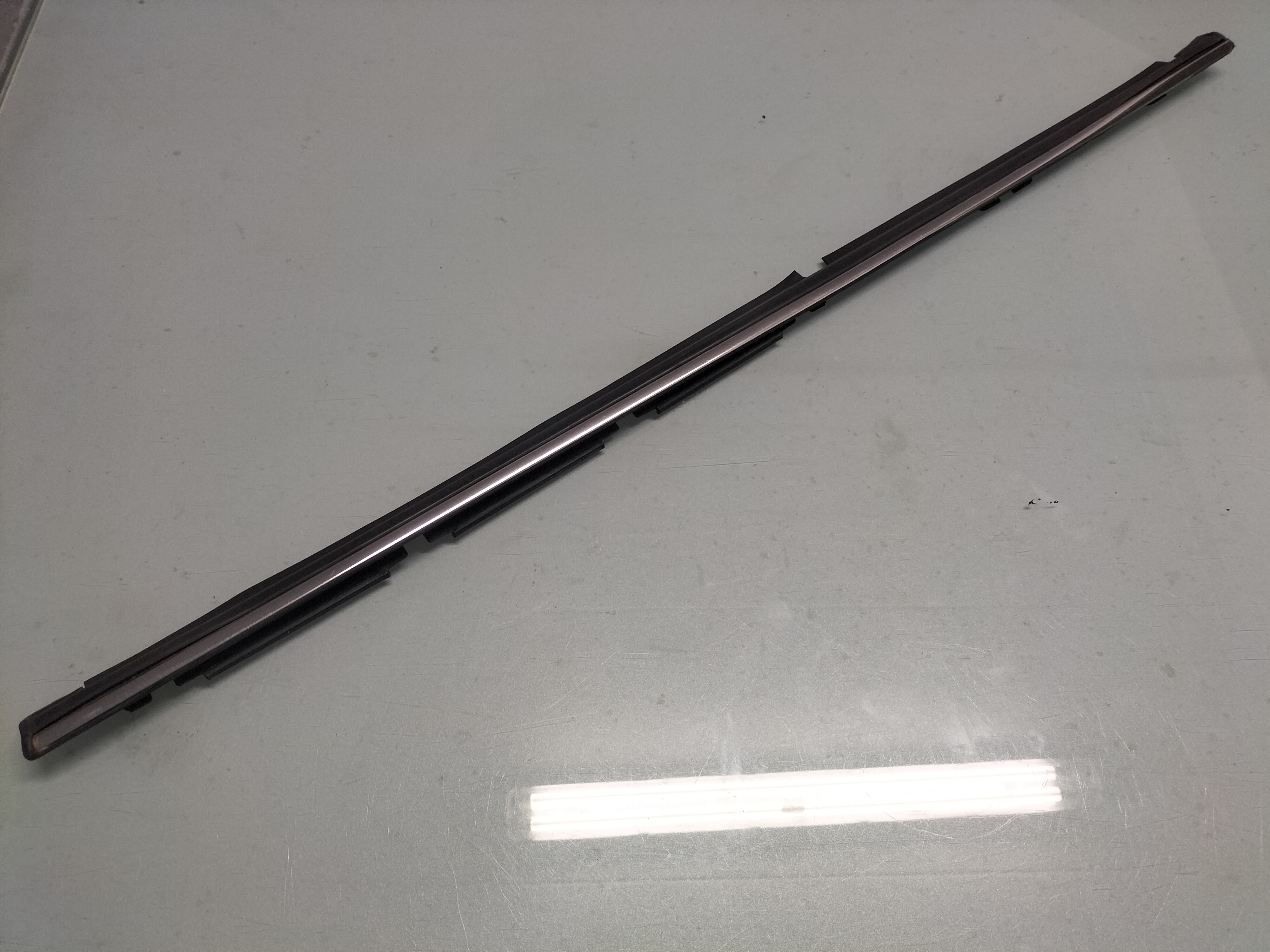 Sierlijst buitenzijde achterportier links Nissan 82821-01A00 Origineel.