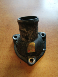 Aansluitflens koelwaterbuis thermostaathuis SR20DE Nissan 13049-9F500 P11/ V10/ WP11 Gebruikt.