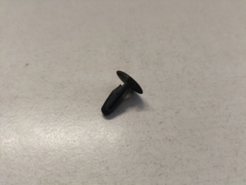 Clip black Nissan 01553-00401 Used part.