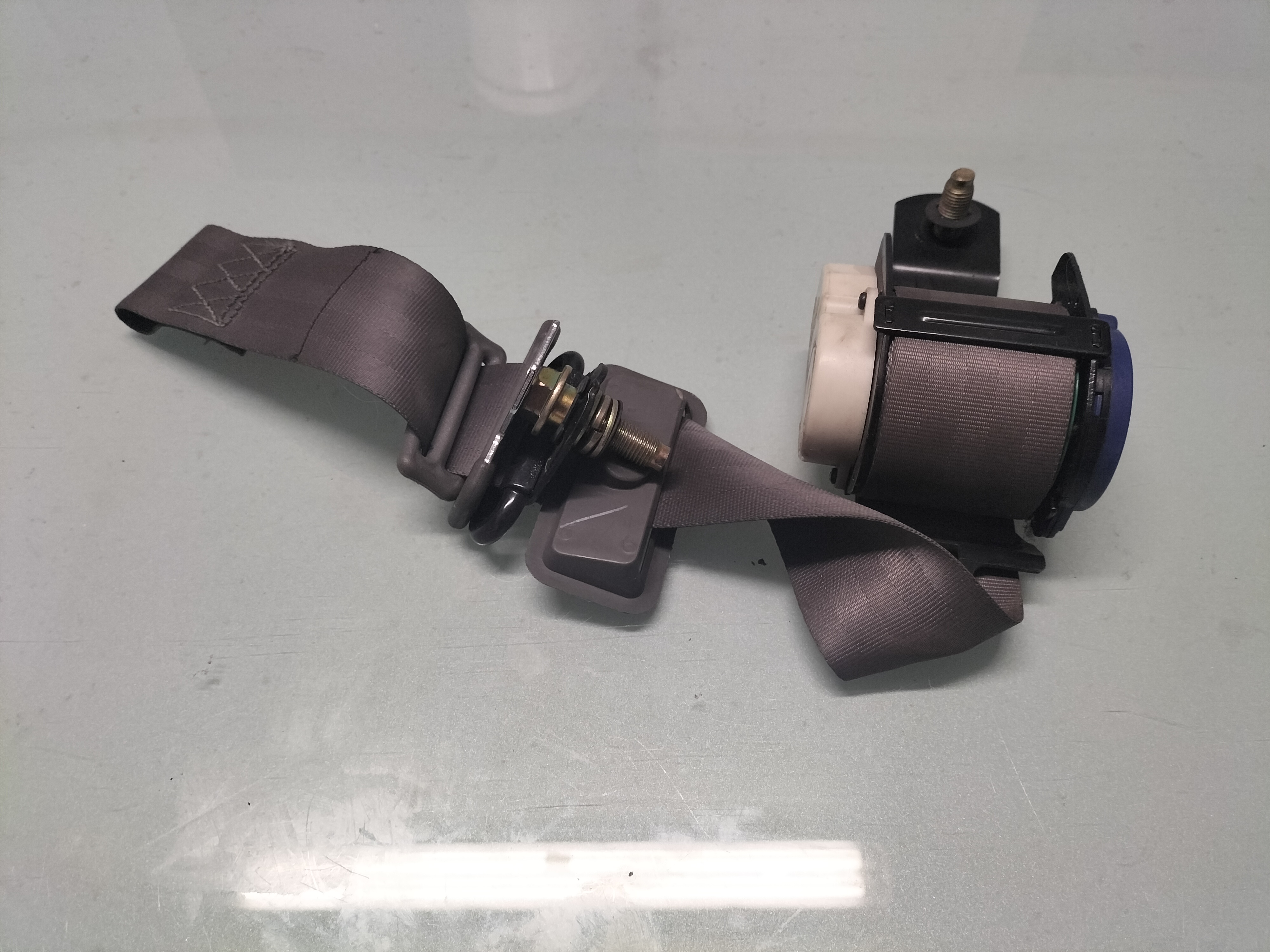 Veiligheidsgordel linksvoor Nissan 86841-22B00 Gebruikt.