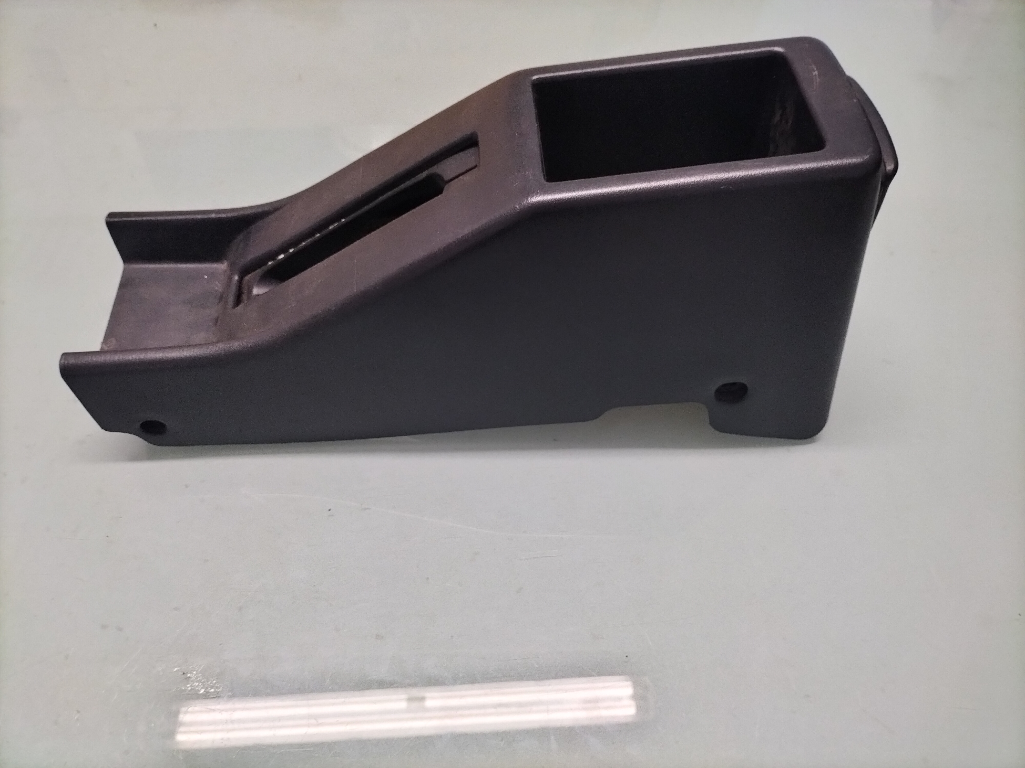 Middenconsole achterzijde Nissan Almera N15 96911-0M501 (96911-0M500) Gebruikt.
