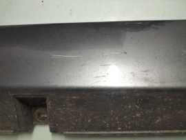 Sideskirt Nissan Primera P12 Links 76851-AU300 (KY5) Gebruikt.