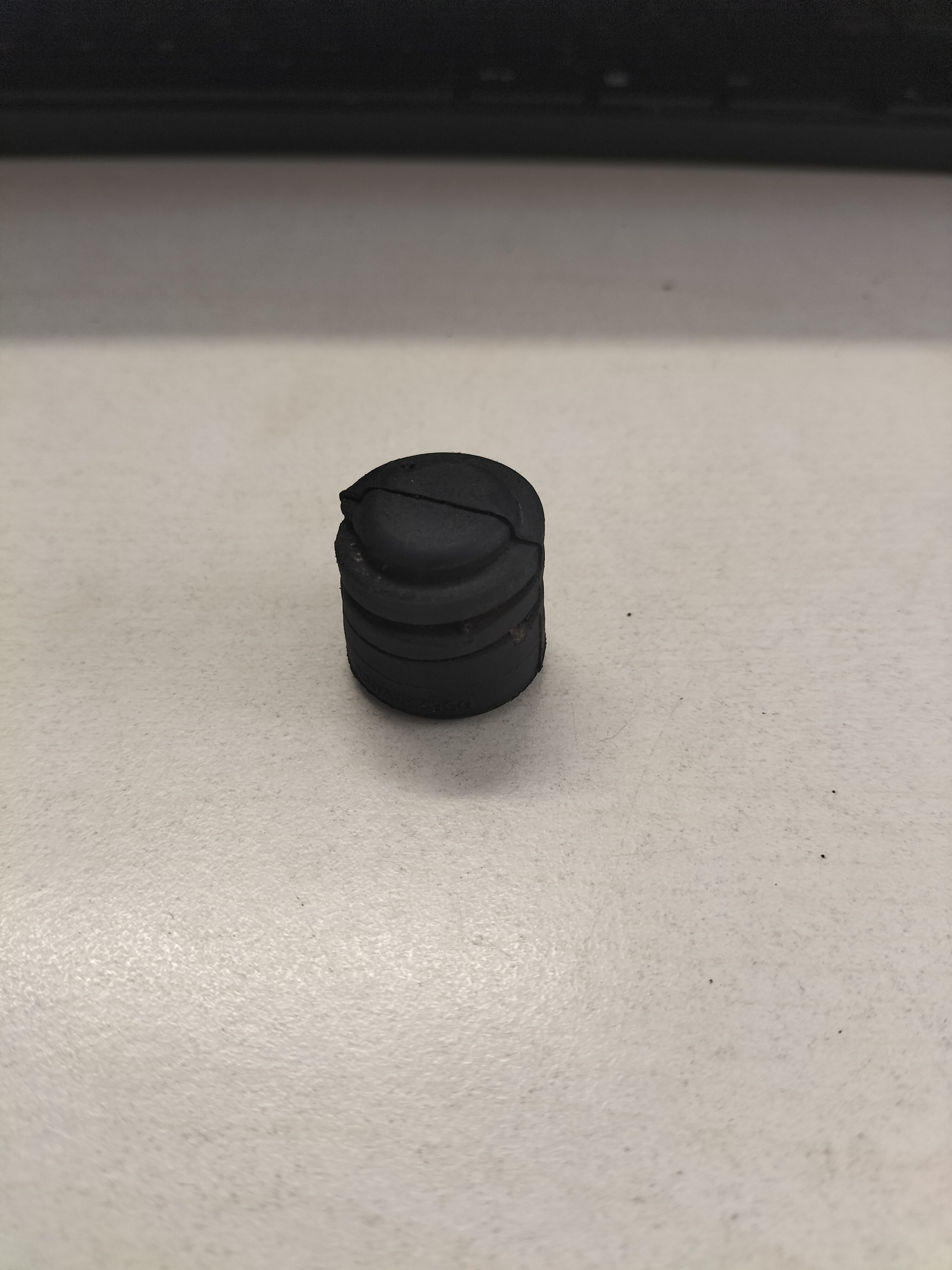 Aanslagrubber motorkap Nissan Primera P12 65822-AV600 Gebruikt.