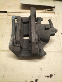 Remklauw linksvoor Nissan 41011-4U100 P12/ V10 Gebruikt.