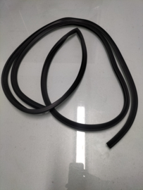 Deurrubber rechtsvoor deurzijde Datsun Sunny B110 4-deurs sedan 80830-H1001 Nieuw.