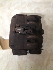 Remklauw linksvoor Nissan Cabstar F24 41011-MB20A Gebruikt.