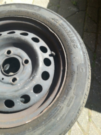 13 inch stalen velgen met band 155/70R13 40300-4F400 (181160965) Nissan Micra K11. Gebruikt.