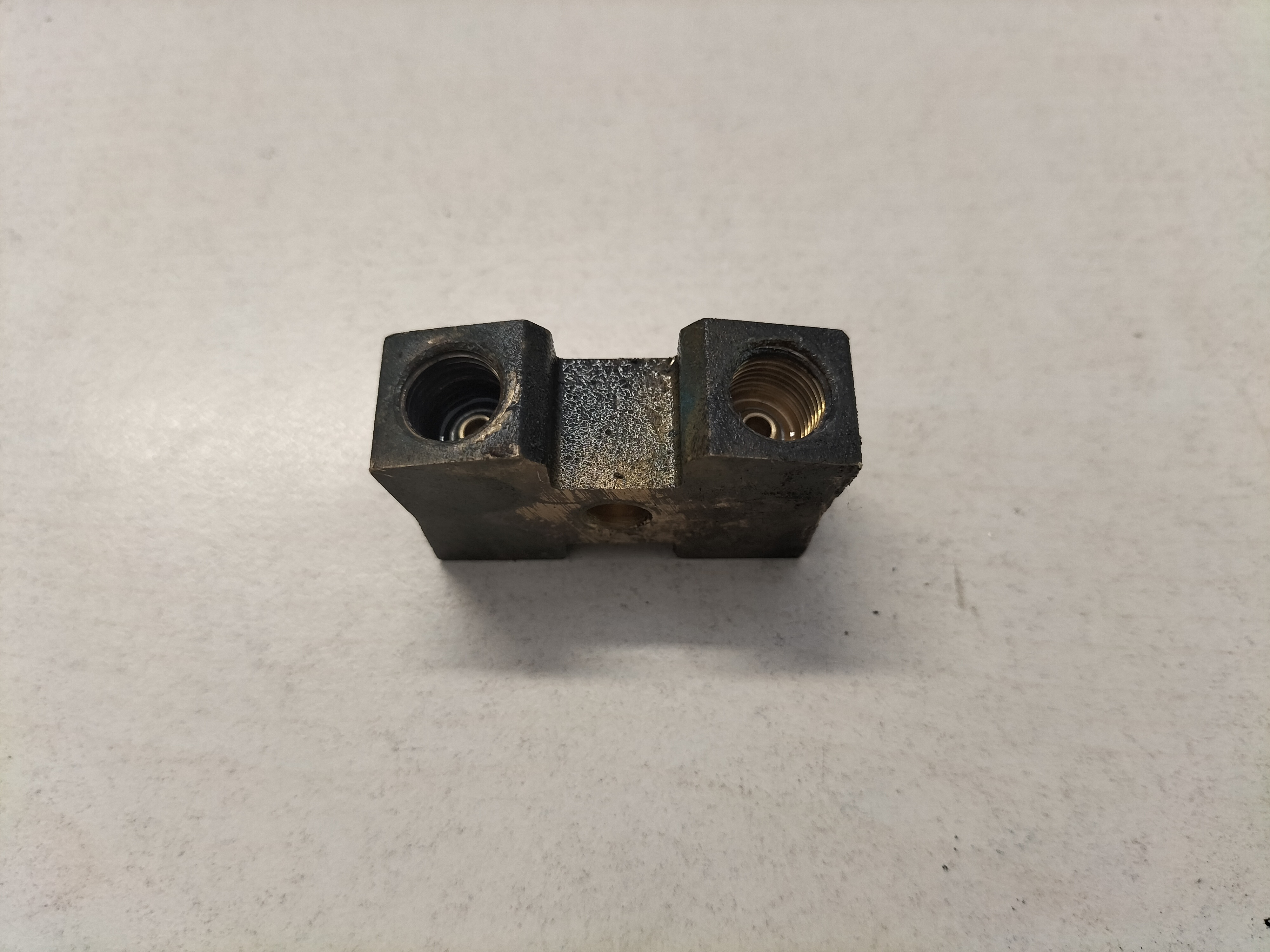 Connector-brake tube Nissan 46313-JN00A C13/ E12/ F15/ K13/ K14/ Z12/ Z51/ Z52/ ZE0 Used part.
