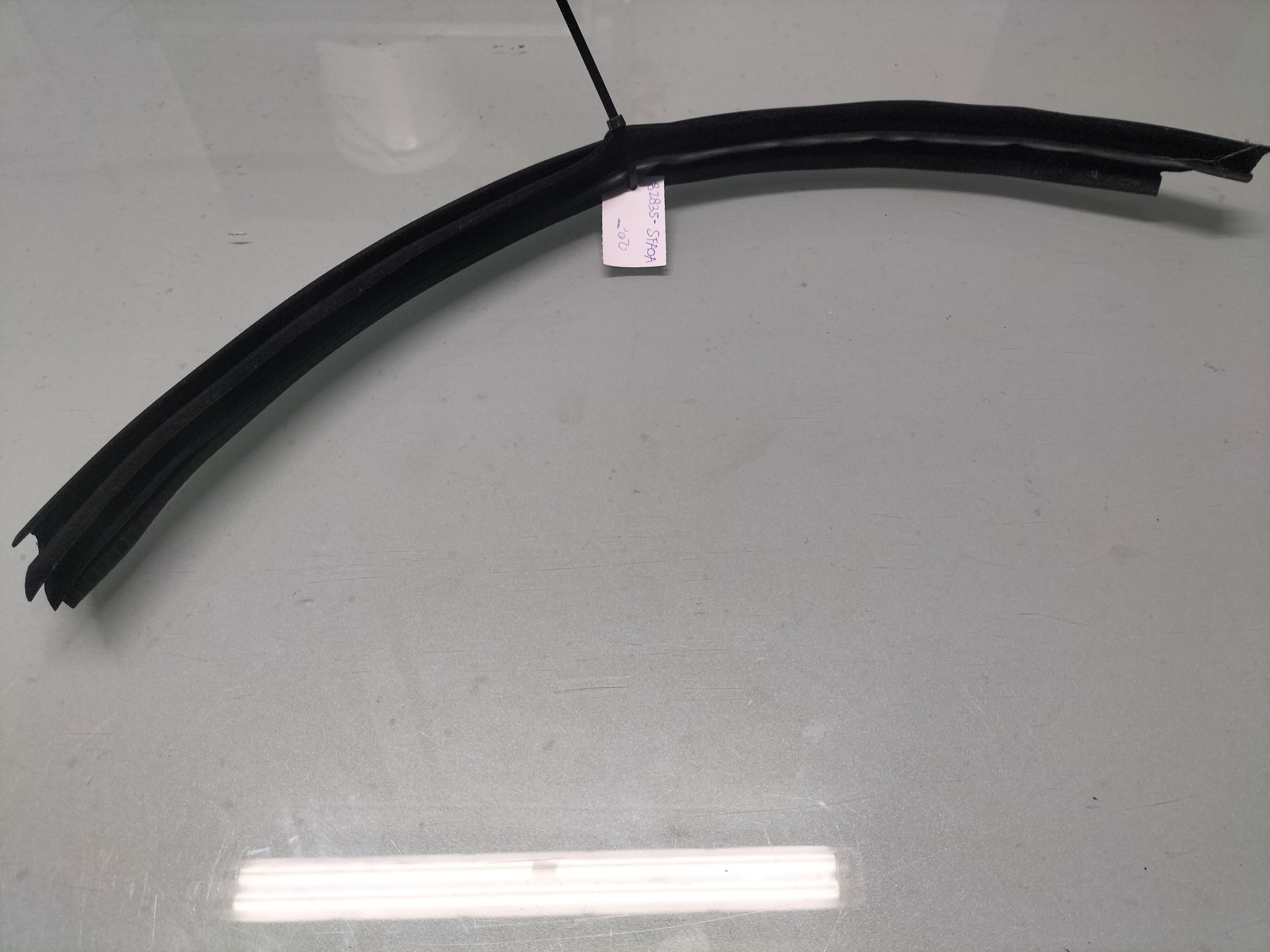Aanstrijkrubber/raamgeleiding Nissan Micra K14 82835-5FA0A Gebruikt